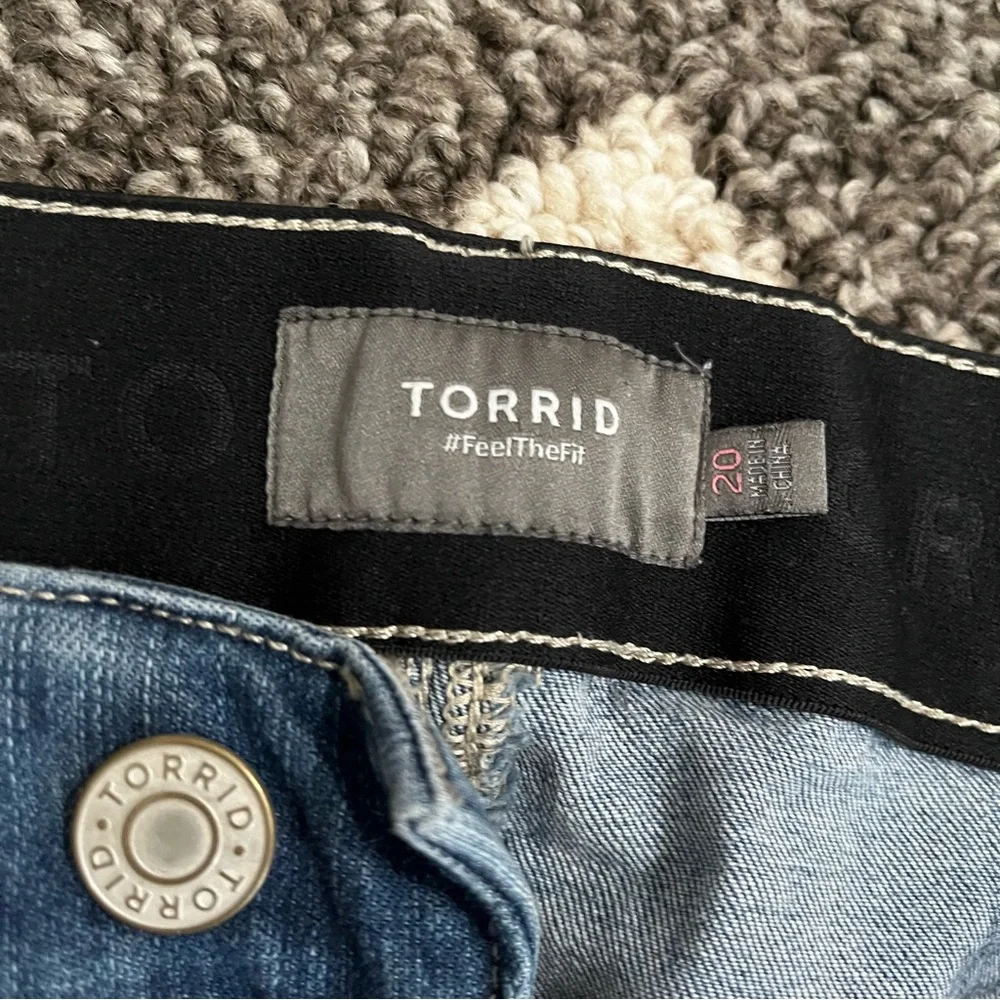 Women’s Torrid High-rise Distressed Denim Shorts 20 - Picture 2 of 3